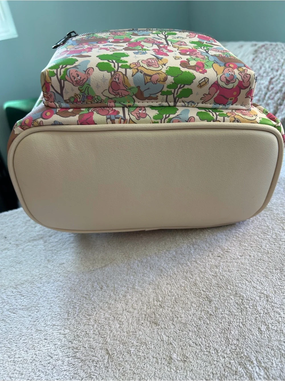 NWT Loungefly Disney Beige Seven Dwarfs Patterned Mini Backpack - Picture 4 of 6